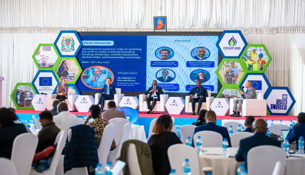 Le Fonds d’Équipement des Nations Unies (UNCDF) et ses partenaires lancent le Symposium Régional sur la Cuisine Propre en Afrique de l’Est à Arusha, Tanzanie
