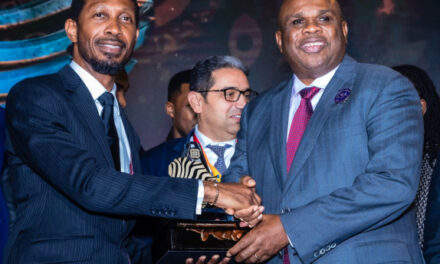 Le Président d’Afreximbank, le Professeur Benedict Oramah, reçoit le prestigieux prix Mohammed Barkindo Lifetime Achievement Award lors de la Semaine africaine de l’énergie 2024