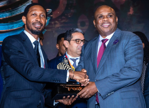 Le Président d’Afreximbank, le Professeur Benedict Oramah, reçoit le prestigieux prix Mohammed Barkindo Lifetime Achievement Award lors de la Semaine africaine de l’énergie 2024