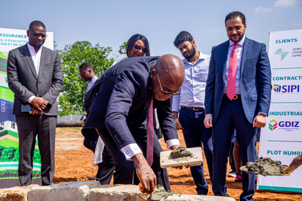 Afreximbank et Arise IIP commencent la construction du Centre africain d’assurance qualité à la Zone Industrielle de GloDjigbé (GDIZ) Bénin pour stimuler le commerce intra-africain : Une collaboration historique entre Afreximbank et ARISE IIP