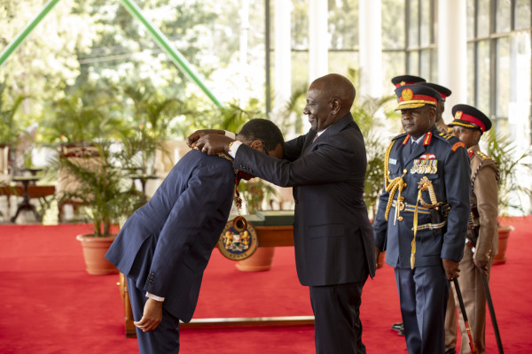 Le président du Kenya, William Ruto, décerne la plus haute distinction nationale au président du Groupe de la Banque africaine de développement, Akinwumi Adesina