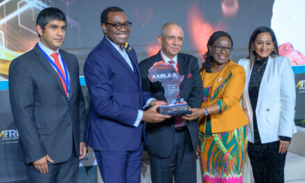 Le président du Groupe de la Banque africaine de développement, Akinwumi Adesina, lauréat de la première édition du prix « Africain de la décennie »