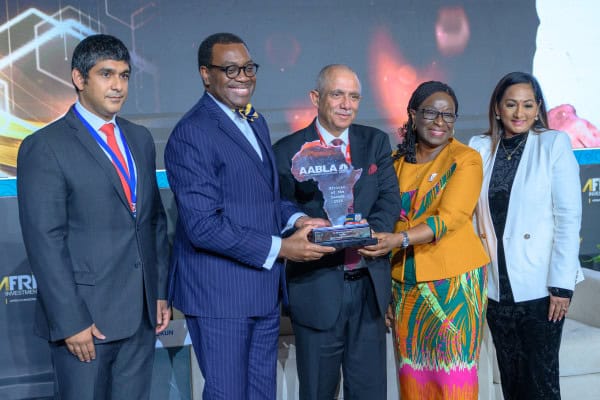 Le président du Groupe de la Banque africaine de développement, Akinwumi Adesina, lauréat de la première édition du prix « Africain de la décennie »