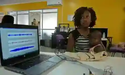 Ouganda: une veste intelligente pour lutter contre la pneumonie